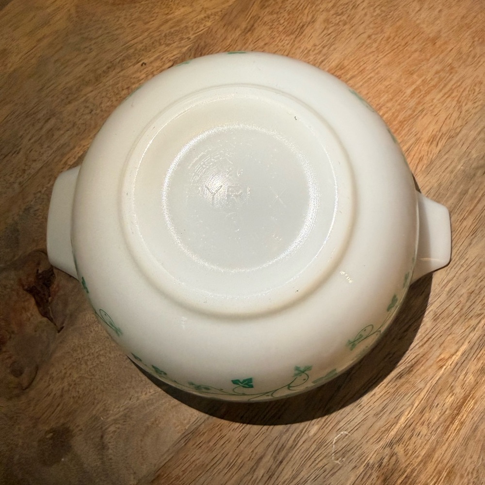 Vintage Pyrex Mixing Bowl with Green Ivy Pattern, 1.5 pt size - Picture 5 of 5